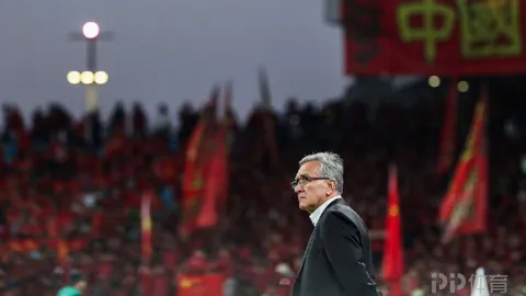 传奇教练埃斯特旺：无畏脚趾骨折，毅然带伤出战展现铁血精神